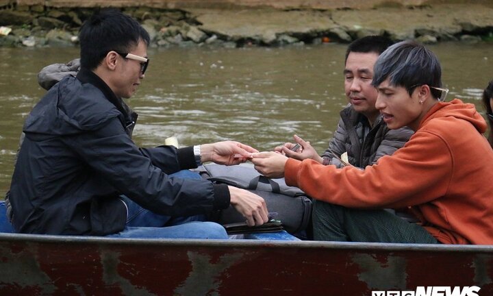 Du khách ngang nhiên đánh bài ăn tiền trên thuyền ở chùa Hương