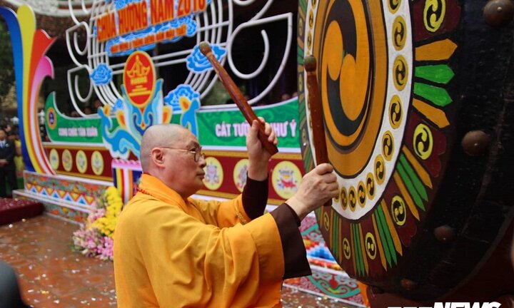 Hàng vạn người dự lễ khai hội Chùa Hương năm 2018