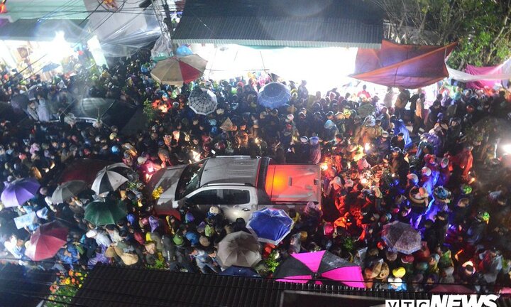 Hàng vạn người đội mưa, chen nhau nghẹt thở để 'mua may bán rủi' ở chợ Viềng