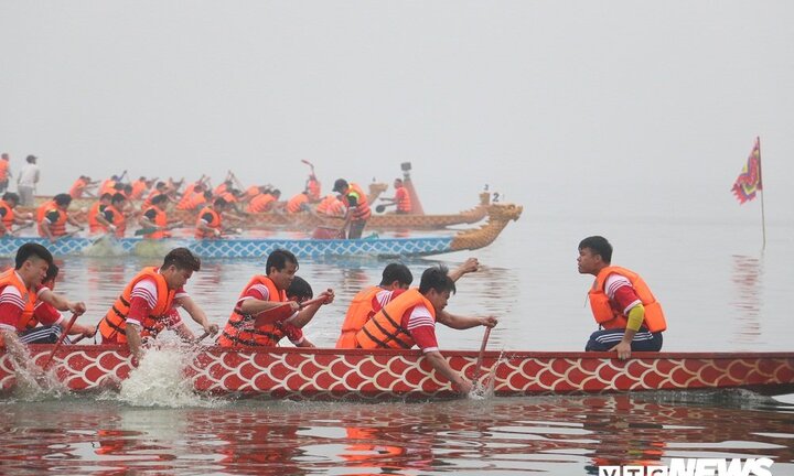 Ảnh: Hàng nghìn người đội mưa xem bơi chải thuyền rồng ở Hồ Tây