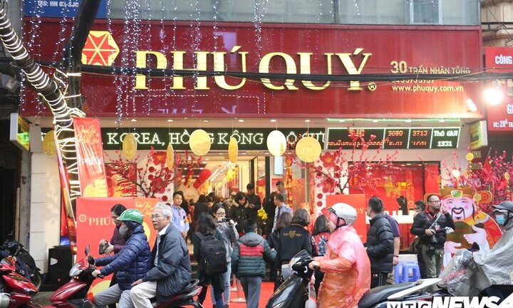 Khách đến mua vàng tăng 40% trong ngày vía Thần Tài