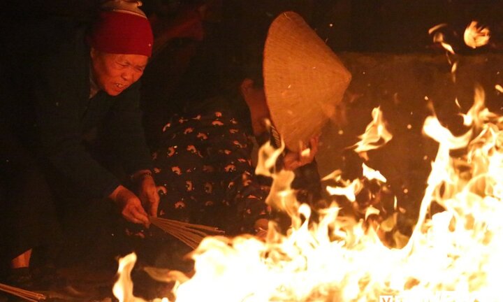 Hàng trăm người cầm hương nhao vào đống lửa 'lấy đỏ' giữa đêm