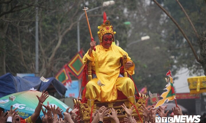 Thót tim xem cảnh trai tráng rung, lắc, xoay tròn kiệu chúa 'sống' ở Hà Nội