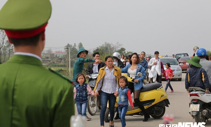 Ảnh: An ninh thắt chặt trước giờ diễn ra hội cướp Phết Hiền Quan 2018