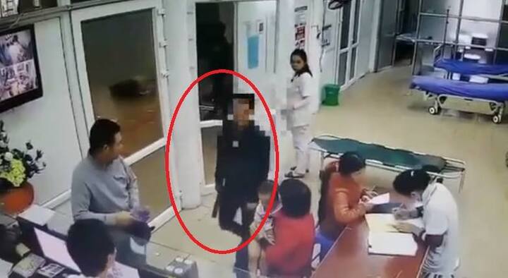 Yêu cầu tháo đốt tay không được, nam thanh niên vung dao dọa bác sĩ
