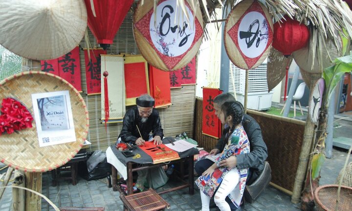 Ngày hội sách Xuân 2018 thu hút đông đảo độc giả Hà Nội