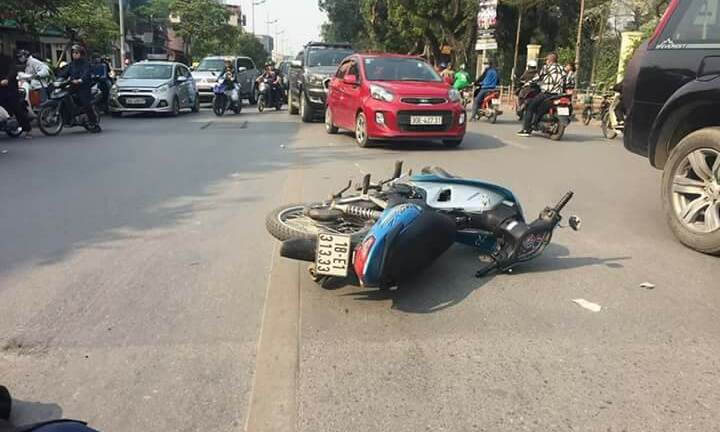 Ngã xuống đường sau va chạm xe buýt, người đàn ông đi xe máy bị cán chết