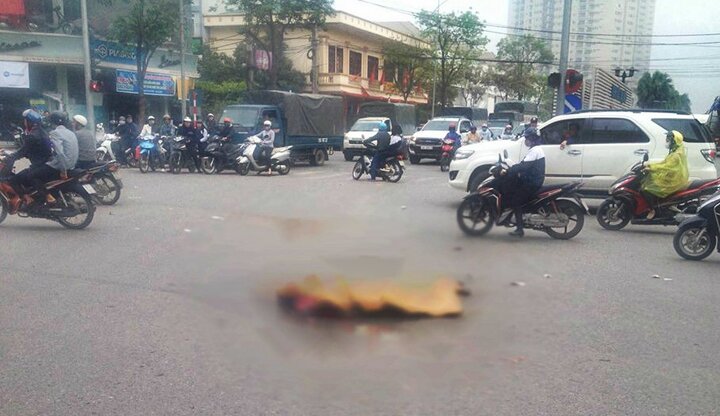 Rơi vào điểm mù xe tải, người phụ nữ đi xe máy bị cán chết