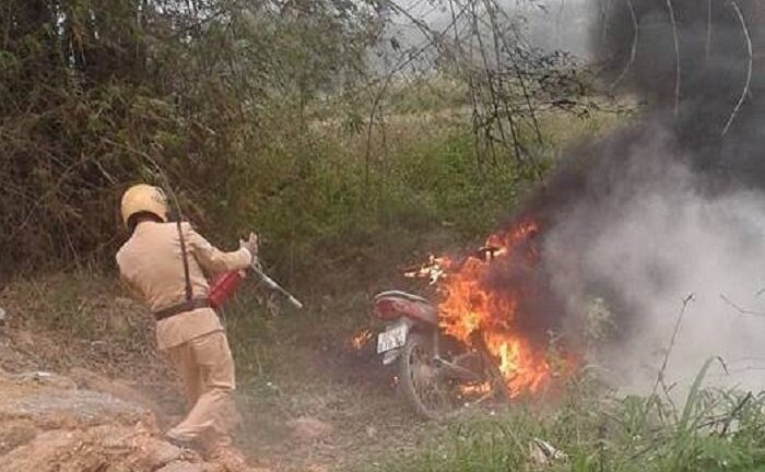 Con trai vi phạm giao thông, phụ huynh tới đốt xe trước mặt CSGT