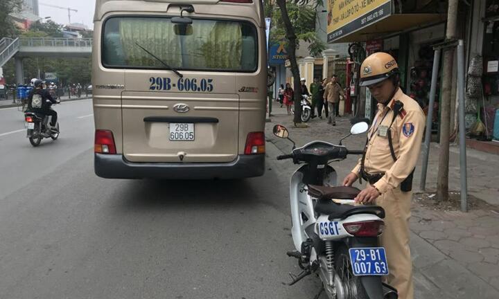 Tước giấy phép lái xe tài xế xe khách mắc kẹt trên cầu vượt ở Hà Nội