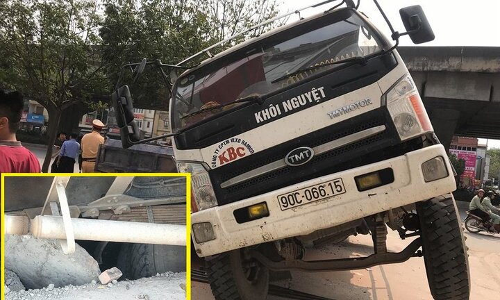 Đi lên nắp cống bê tông không cốt thép, xe tải chở gạch tụt xuống hố