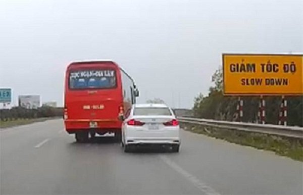 Truy tìm tài xế xe khách lạng lách, đánh võng trước đầu xe con trên cao tốc