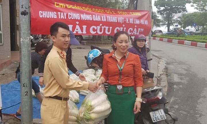 CSGT Hà Nội 'giải cứu' 2 tấn củ cải giúp nông dân Mê Linh