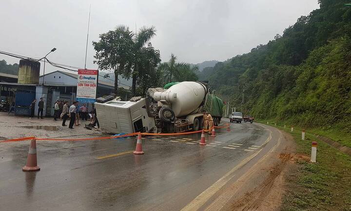 Ô tô bồn đối đầu xe container, 2 tài xế bị thương