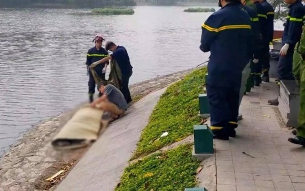 Thi thể 2 nam sinh nổi trên mặt hồ ở Hà Nội