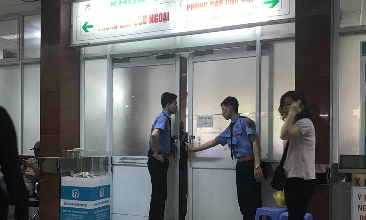 Ô tô kéo lê xe máy hàng trăm mét trên phố Hà Nội: Sức khỏe nạn nhân giờ ra sao?