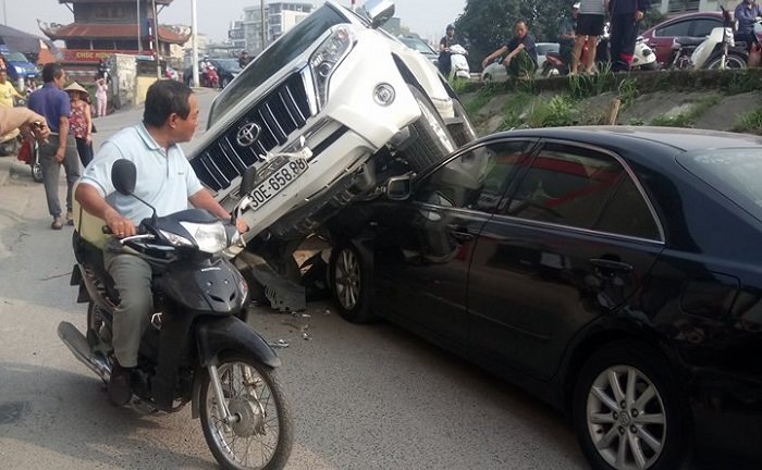 Xe Land Cruiser lao thẳng xuống chân đê, đè bẹp xe Camry ở Hà Nội