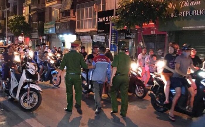 Đâm vợ cũ trọng thương, tên côn đồ bị người dân bắt giữ