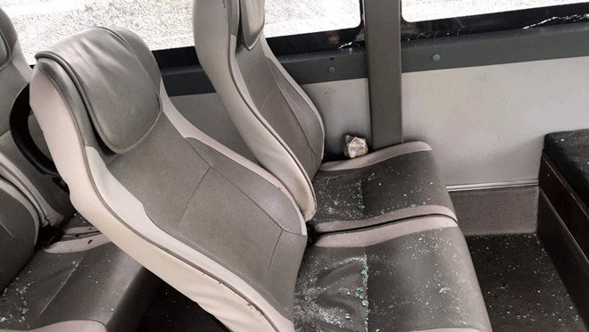 Bắt tạm giam nhóm thanh niên ném đá xe khách khiến nhiều người bị thương