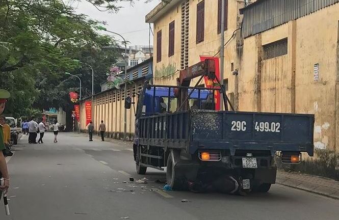 Xe tải cuốn cả gia đình vào gầm ở Hà Nội: Tài xế vừa lái vừa nghe điện thoại