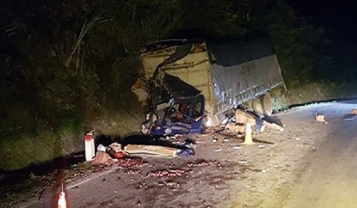 Xe tải đâm thẳng vào vách núi, 2 người thương vong ở Hoà Bình