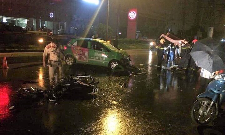 Phóng xe máy tốc độ cao đối đầu taxi trong mưa, 2 thanh niên nguy kịch