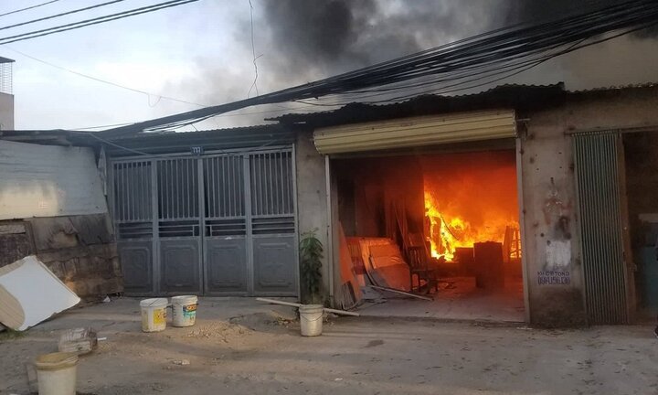 Xưởng đồ gỗ cháy ngùn ngụt lan sang nhà dân, 4 mẹ con thoát chết trong gang tấc