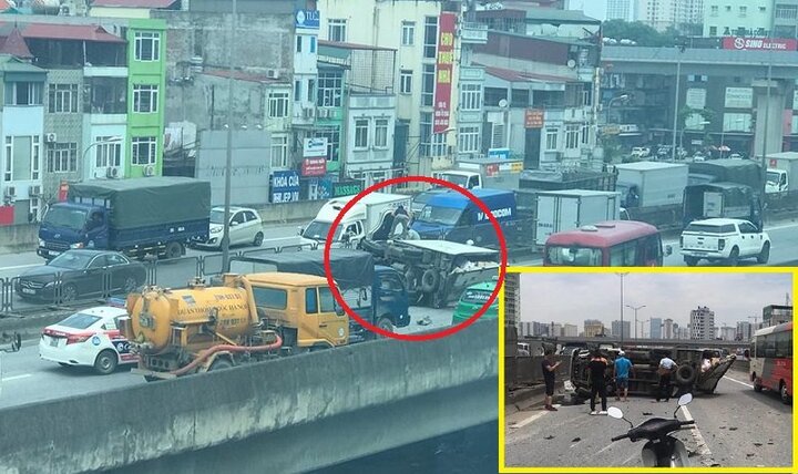 Xe tải lật nhào trên đường vành đai trên cao ở Hà Nội