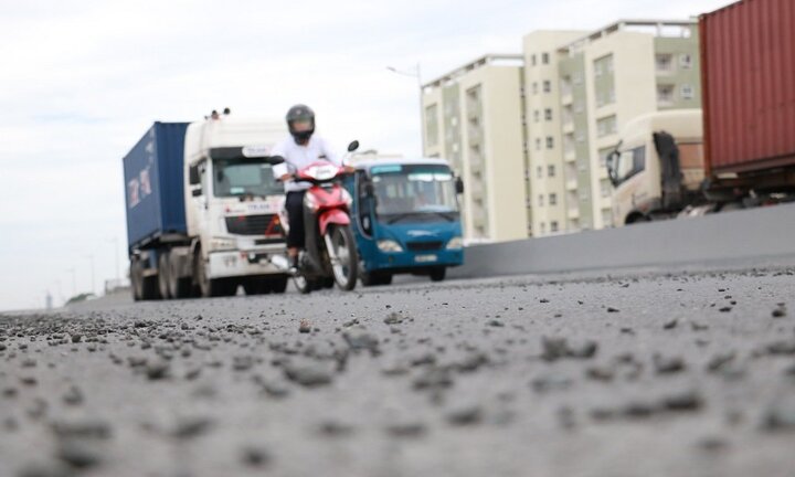 Cầu vượt thép 2.847 tỷ đồng ở Hà Nội: Liên tục được sửa chữa vẫn hỏng
