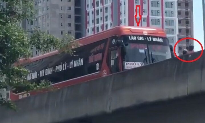 Xe máy ép xe khách đi lùi ở vành đai 3 trên cao: Cảnh sát giao thông vào cuộc điều tra