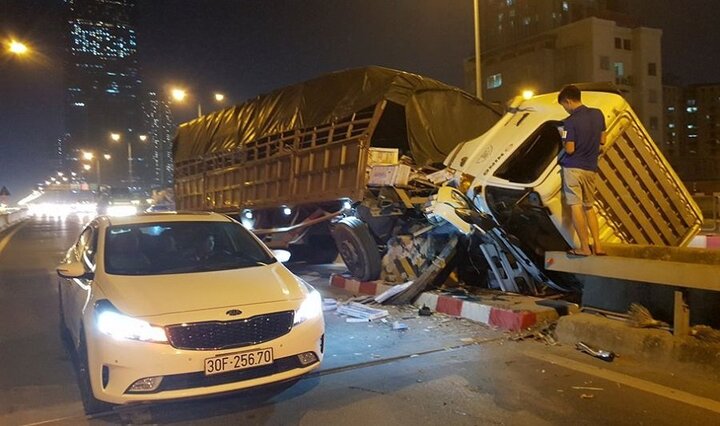 Tránh ô tô đi cùng chiều, tài xế xe tải đâm vào dải phân cách may mắn thoát chết