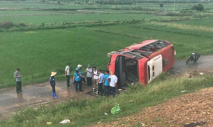 Đâm vào taluy, xe khách văng khỏi cao tốc xuống đường gom dân sinh