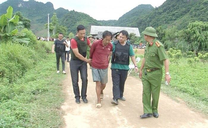 Tạm giữ nghi phạm chém 2 người thương vong rồi cầm dao cố thủ trong nhà