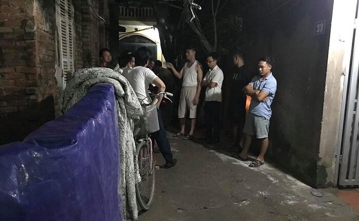 Nhân chứng kể giây phút gã con rể cầm dao đâm trọng thương, tưới xăng đốt nhà bố vợ cũ