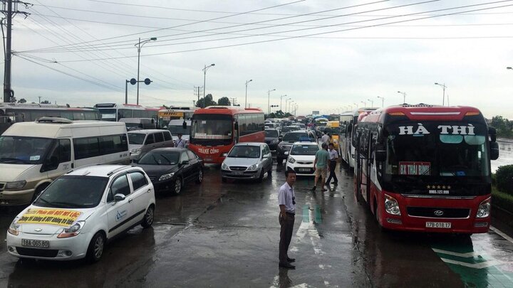 Lái xe phản đối thu phí tại BOT Mỹ Lộc, hàng dài ô tô chôn chân ở quốc lộ