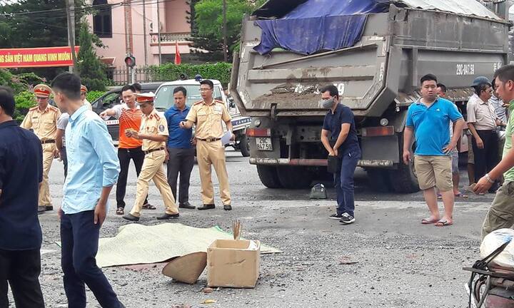 Bị xe tải kéo lê trên đường Hà Nội, một phụ nữ lái xe máy thiệt mạng