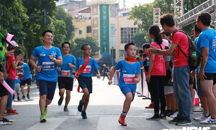 175 gia đình chạy đua 10km quanh hồ Hoàn Kiếm