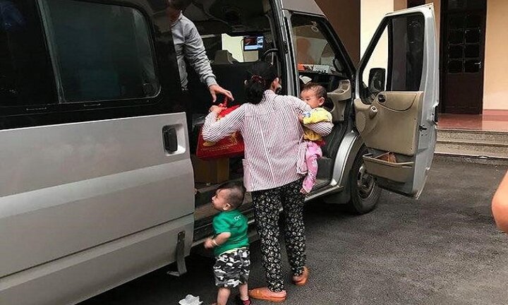 Sự thật 2 người phụ nữ bắt cóc trẻ em bị tài xế xe khách đưa đến trụ sở công an
