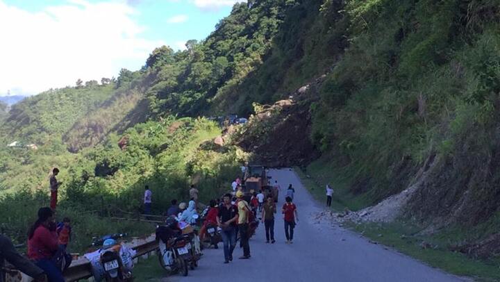 Đất đá từ đồi cao ầm ầm đổ xuống, người dân hô hoán quay đầu xe tháo chạy