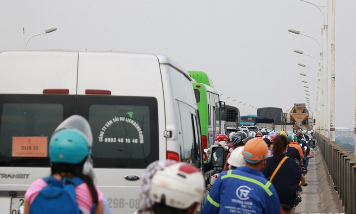 Ô tô lật ngửa trên cầu ở Hà Nội, ùn tắc kéo dài hàng cây số