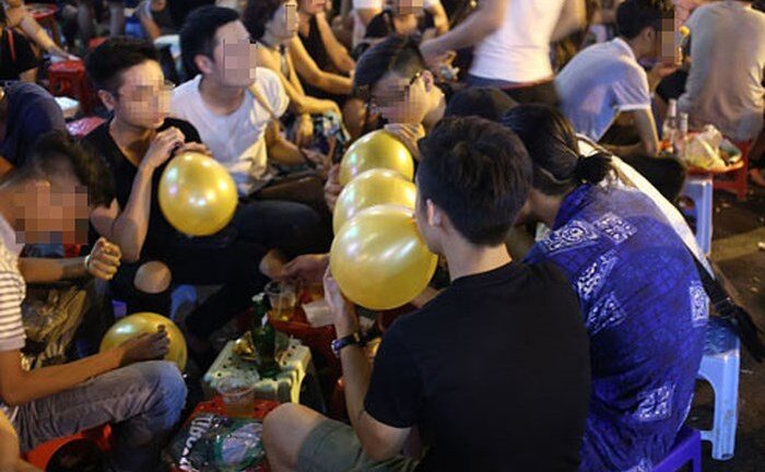 Mua bán và sử dụng bóng cười có vi phạm pháp luật?