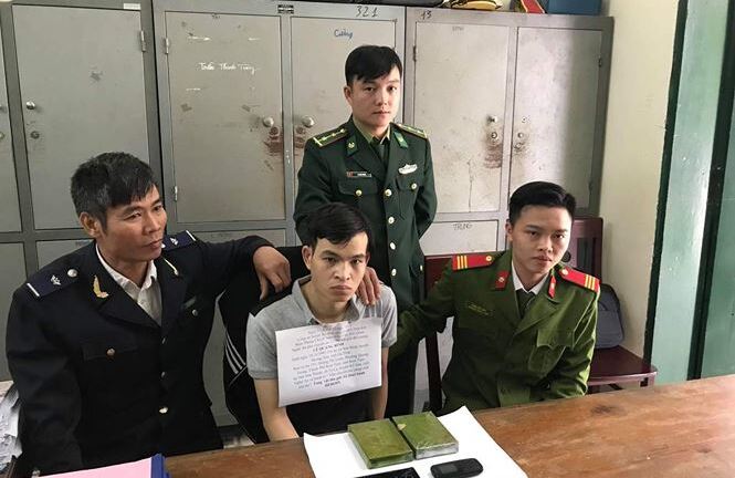 Vây bắt kẻ buôn bán ma tuý, một đại uý công an bị thương