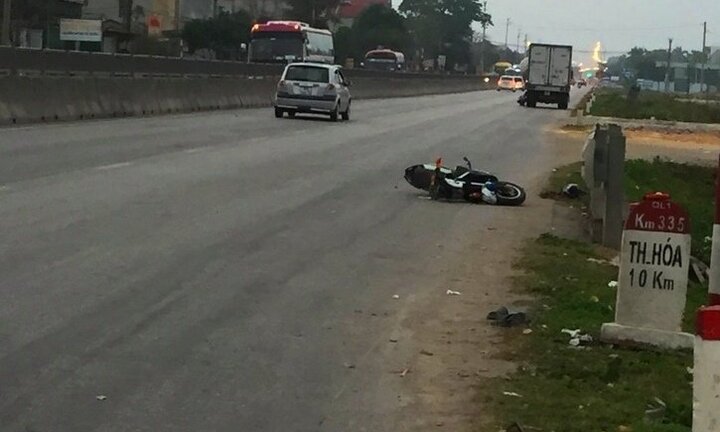 Ô tô va chạm với xe đạp điện, hai học sinh thương vong