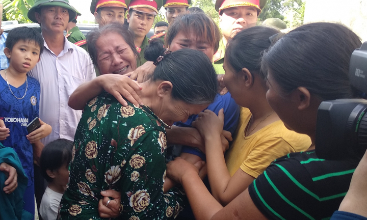 Ảnh: Người phụ nữ bị lừa bán sang Trung Quốc suốt 24 năm òa khóc trong vòng tay người thân