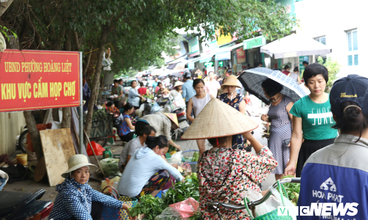 Hình ảnh xấu xí, nhếch nhác như ở chợ quê ngay tại khu đô thị kiểu mẫu Thủ đô