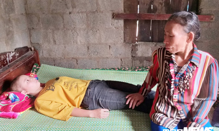 Xót xa 3 anh em mồ côi, em gái bị ung thư, phải nương tựa bác gái mù lòa