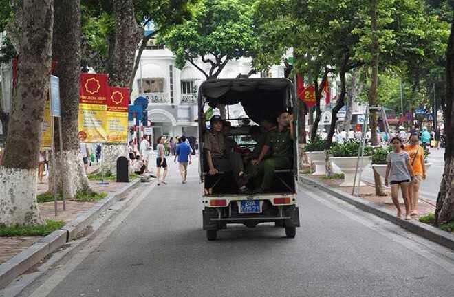 Có cờ lệnh, xe biển xanh mới được vào 'phố đi bộ' hồ Gươm