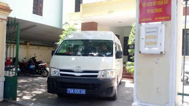 Một kiểm sát viên bị bắt giữ tại nơi làm việc