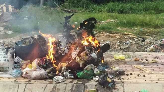 Vợ 'hờ' mê đánh bạc, chồng đốt xe giữa đường