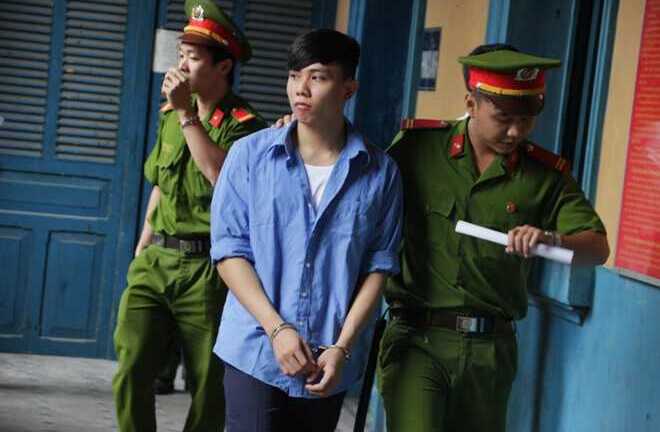 Cô gái từ chối ly rượu mời, một thanh niên bị đâm chết